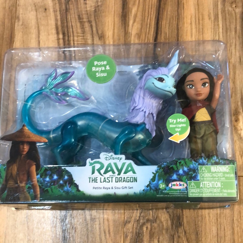 Disney Raya and the Last Dragon Petite Raya & Sisu Gift Set